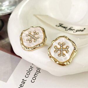 🥳🥳🥳BOGOHO🥳🥳🥳 Gold and White Snowflake Earrings